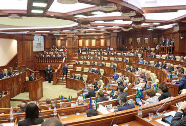 parlament76-370x251.jpg