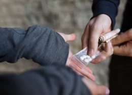 1-dealer-de-droguri-care-alimenta-clienti-din-botosani-si-suceava-condamnat-la-inchisoare-cati-ani-de-puscarie-a-primit-260x188.jpg