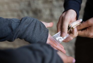 1-dealer-de-droguri-care-alimenta-clienti-din-botosani-si-suceava-condamnat-la-inchisoare-cati-ani-de-puscarie-a-primit-370x251.jpg