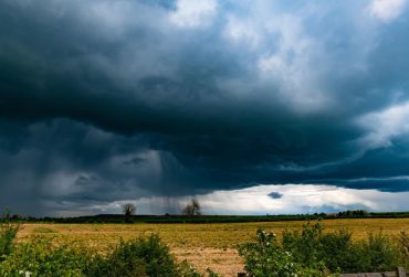ploi-furtuna-cod-galben-meteo-instabilitate-atmosferica-dealuri-370x251.jpeg