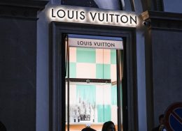 trei-hoti-au-spart-cu-masina-magazinul-louis-vuitton-din-roma-ca-sa-fure-din-interior-gentile-1024103-260x188.jpg
