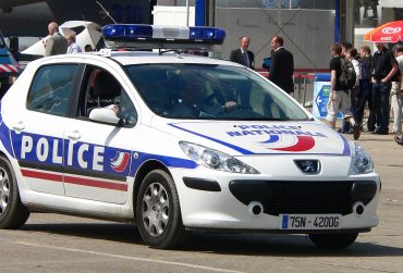 1280px-French_Police_p1230006-370x251.jpg