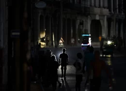 Cubanezi-pe-strada-in-timpul-unei-noi-pene-de-curent-13-mai-2026-260x188.webp