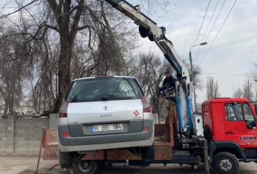 a-inceput-operatiunea-de-evacuare-a-masinilor-abandonate-din-chisinau-146374-370x251.jpg