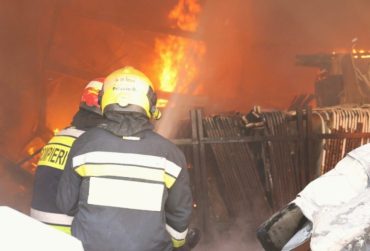 incendiu-pompieri-1-900x505-1-370x251.jpg