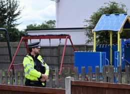 un-baietel-de-3-ani-a-disparut-dintr-un-loc-de-joaca-din-uk-mii-de-oameni-il-cautau-dar-scafandrii-au-facut-o-descoperire-tragica-1102698-260x188.jpg