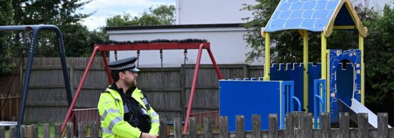 un-baietel-de-3-ani-a-disparut-dintr-un-loc-de-joaca-din-uk-mii-de-oameni-il-cautau-dar-scafandrii-au-facut-o-descoperire-tragica-1102698-571x200.jpg